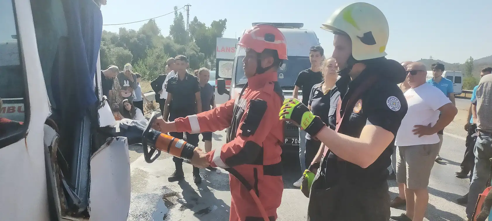 Muğla'da beton mikseri dolmuşa çarptı: 1 ölü, 13 yaralı