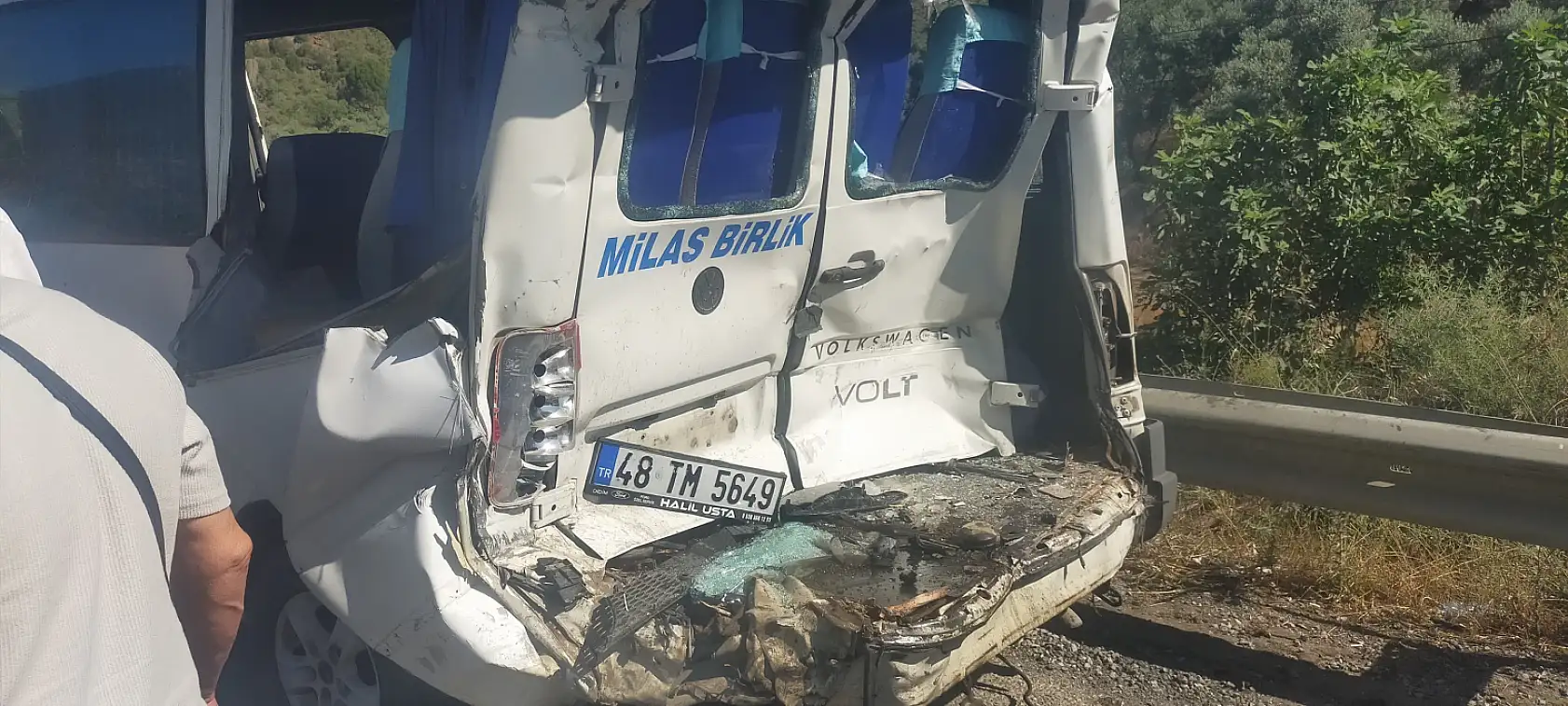 Muğla'da beton mikseri dolmuşa çarptı: 1 ölü, 13 yaralı