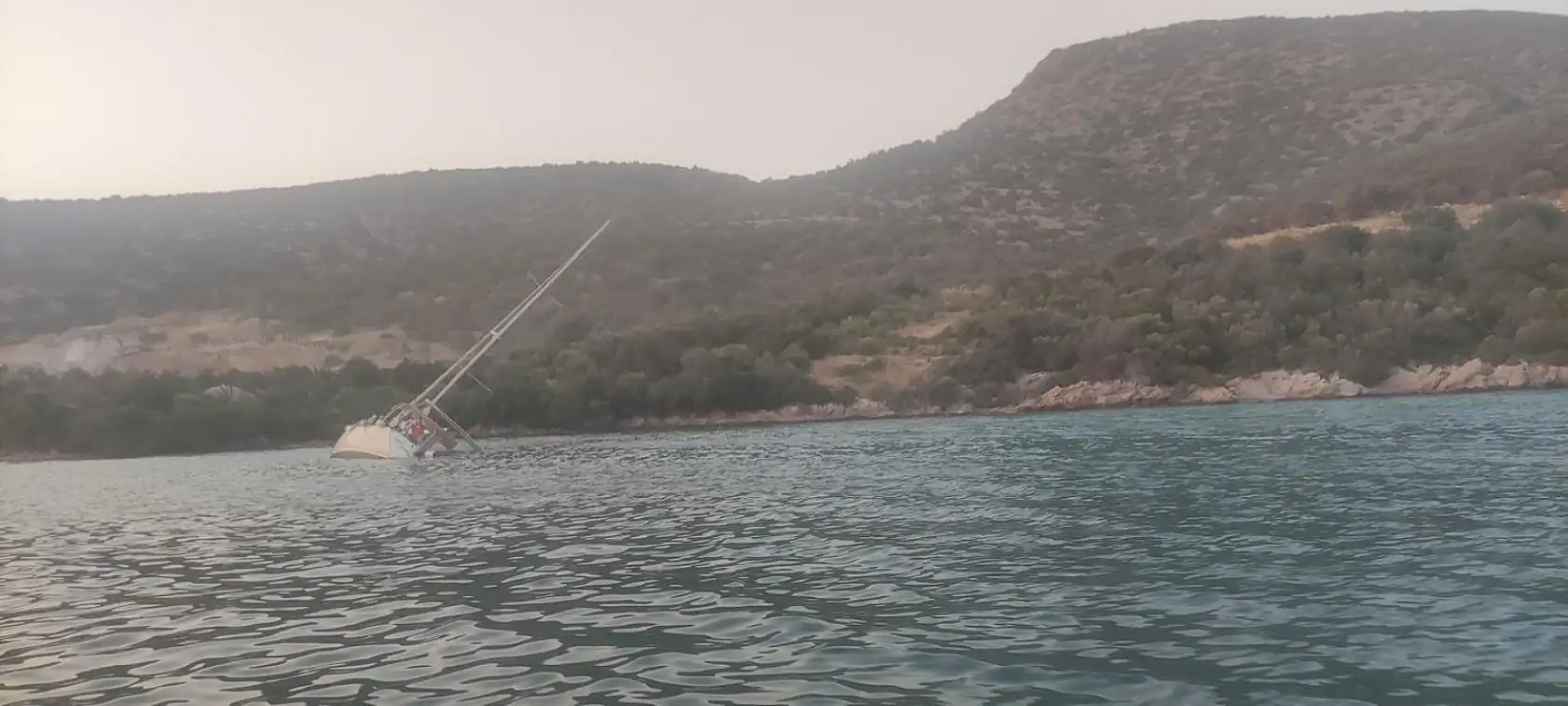 Yelkenli kayalıklara çarptı, su almaya başladı: 5 kişi teknelerle tahliye edildi