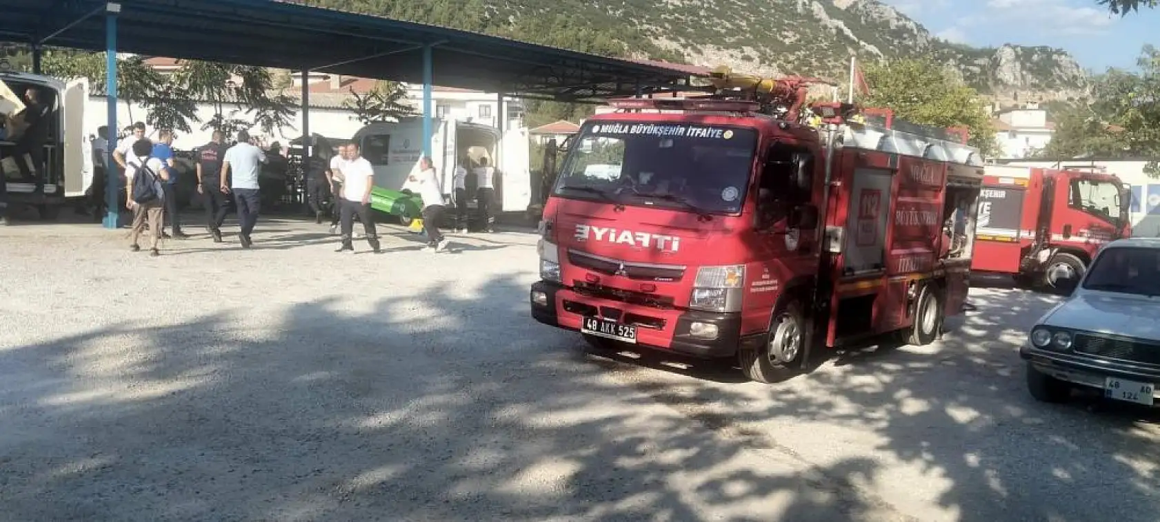 Menteşe'de park halindeki cenaze nakil aracı yandı