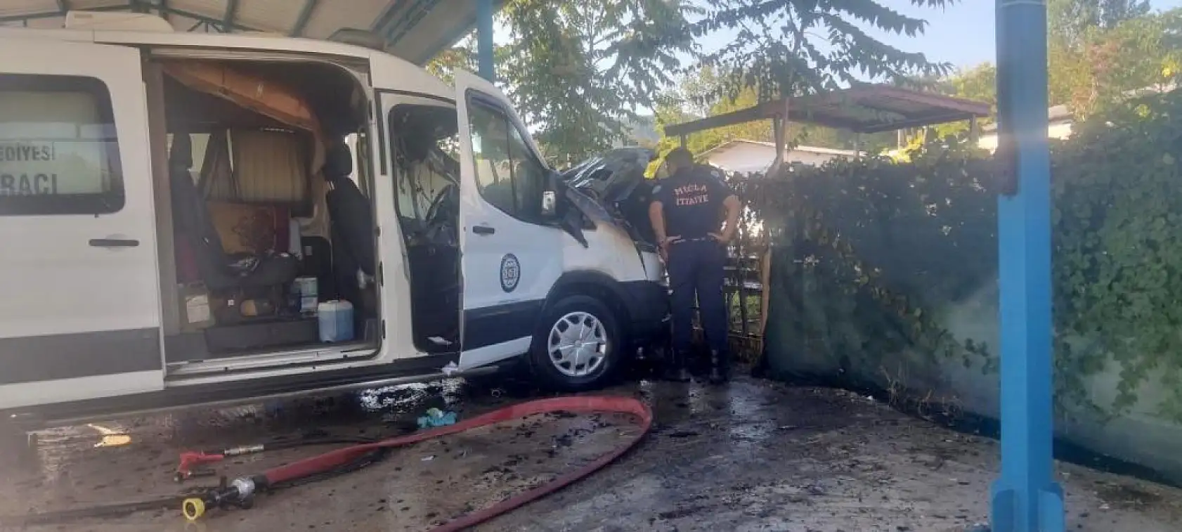 Menteşe'de park halindeki cenaze nakil aracı yandı