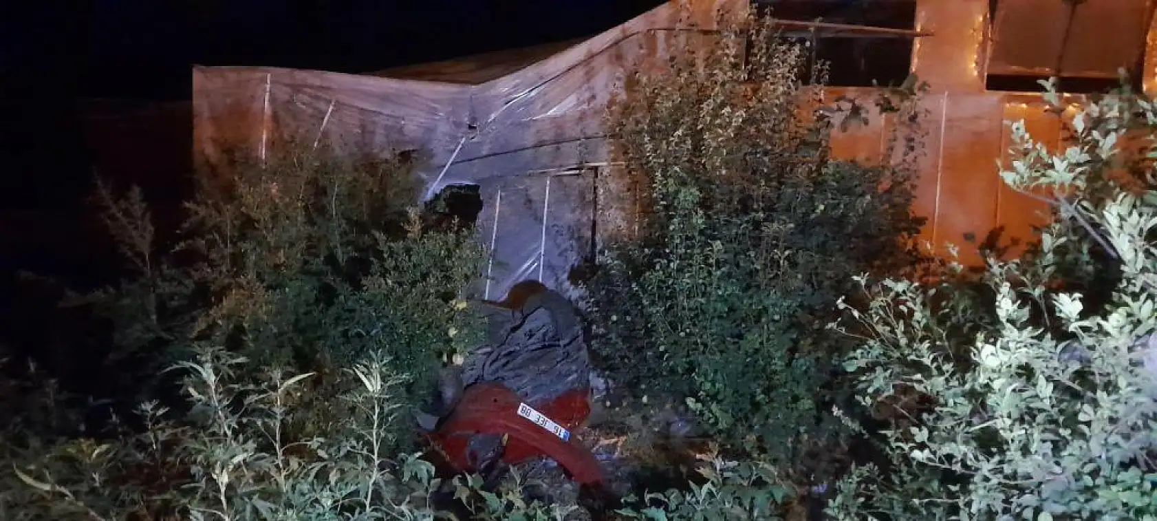 Yoldan çıkan otomobil seraya çarptı: 5 yaralı