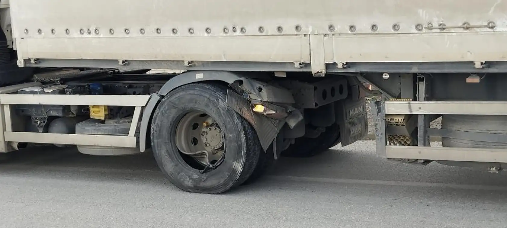 Tırın otomobili sıkıştırdığıı kazada: 1 yaralı