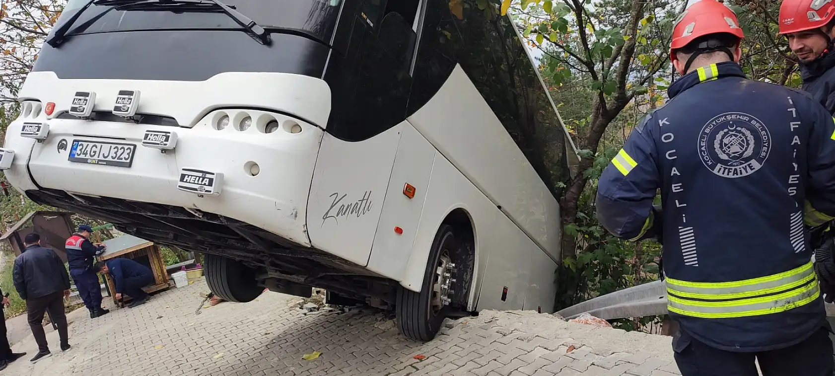 Facianın eşiğinden dönüldü: Tur otobüsü şarampole düştü