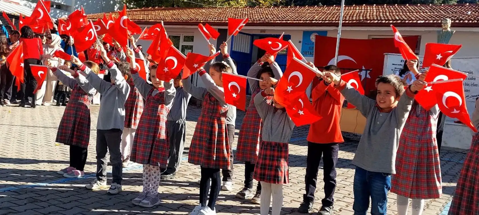 Seydikemer Yayla Seki öğrencilerinin Cumhuriyet Bayramı heyecanı
