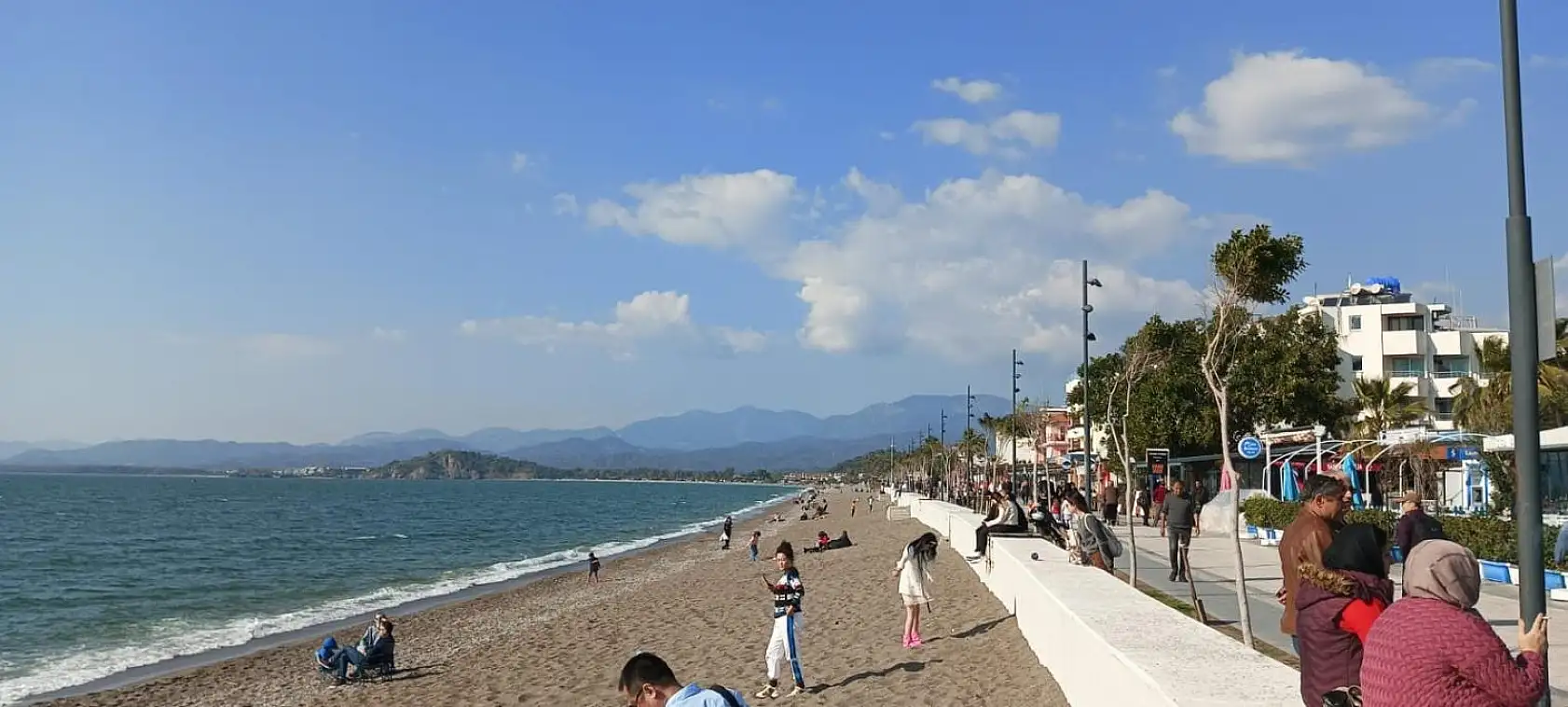 Fethiye'de güneşli havayı gören kendini Çalış Sahili'ne attı