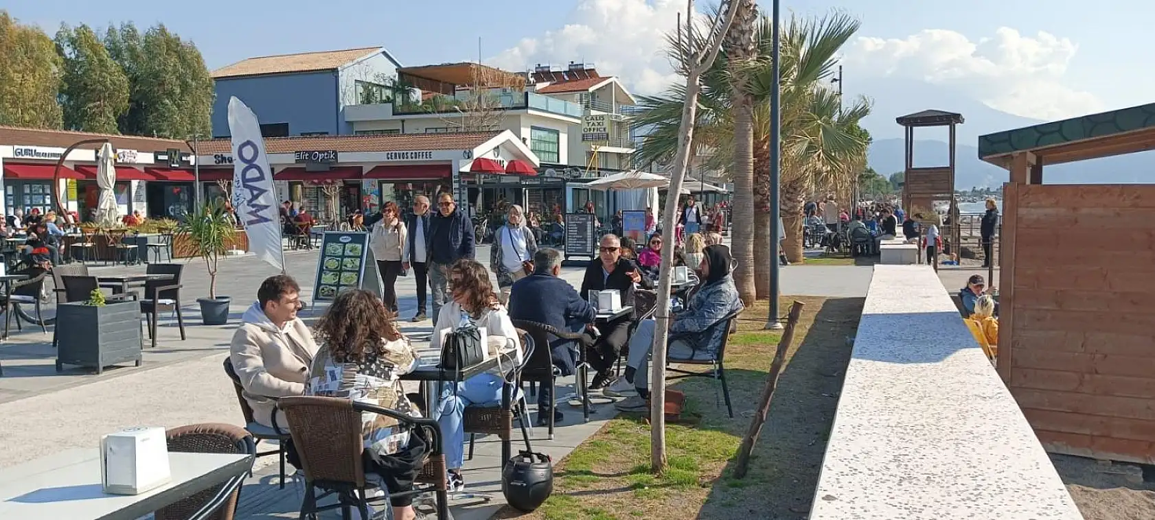 Fethiye'de güneşli havayı gören kendini Çalış Sahili'ne attı