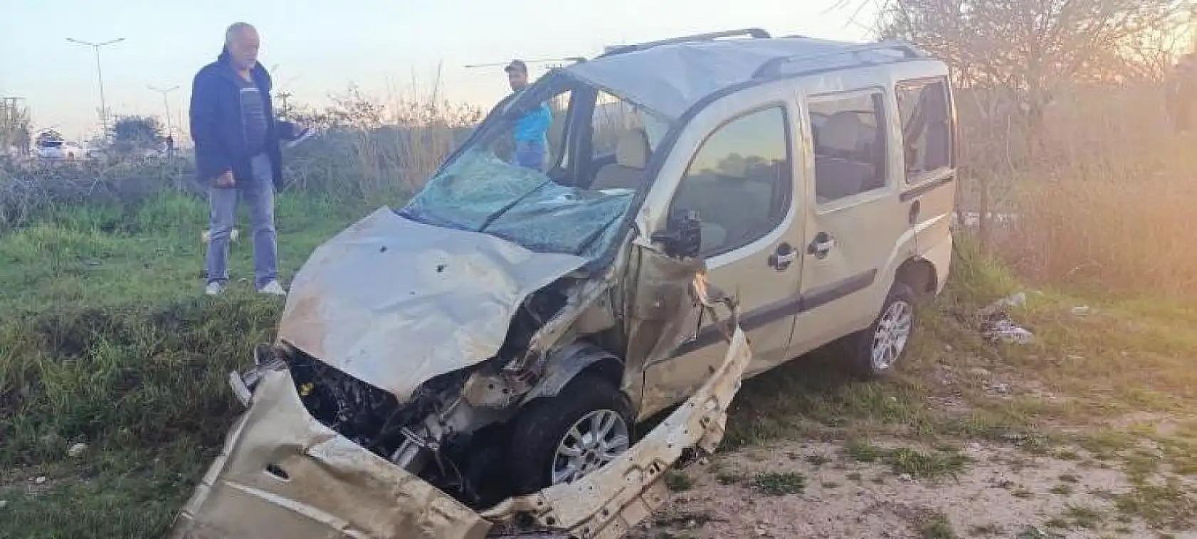 Virajı alamayan otomobil takla atarak boş araziye uçtu