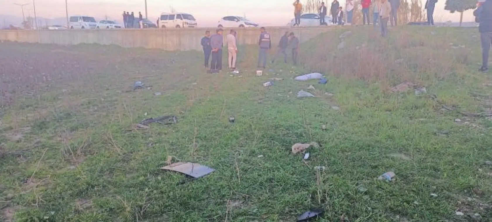 Virajı alamayan otomobil takla atarak boş araziye uçtu