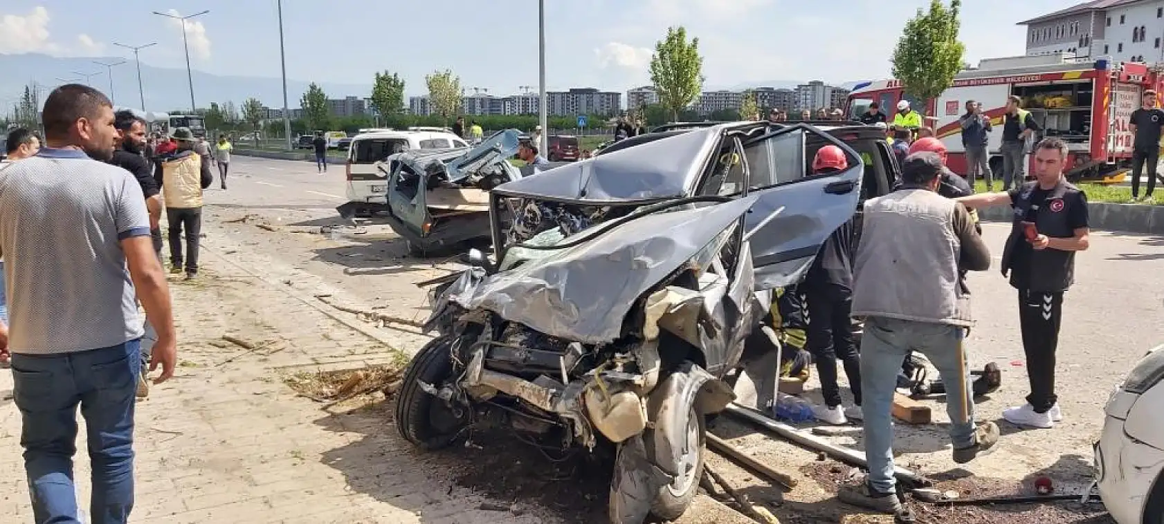 Kontrolden çıkan beton mikseri park halindeki 8 aracı biçti