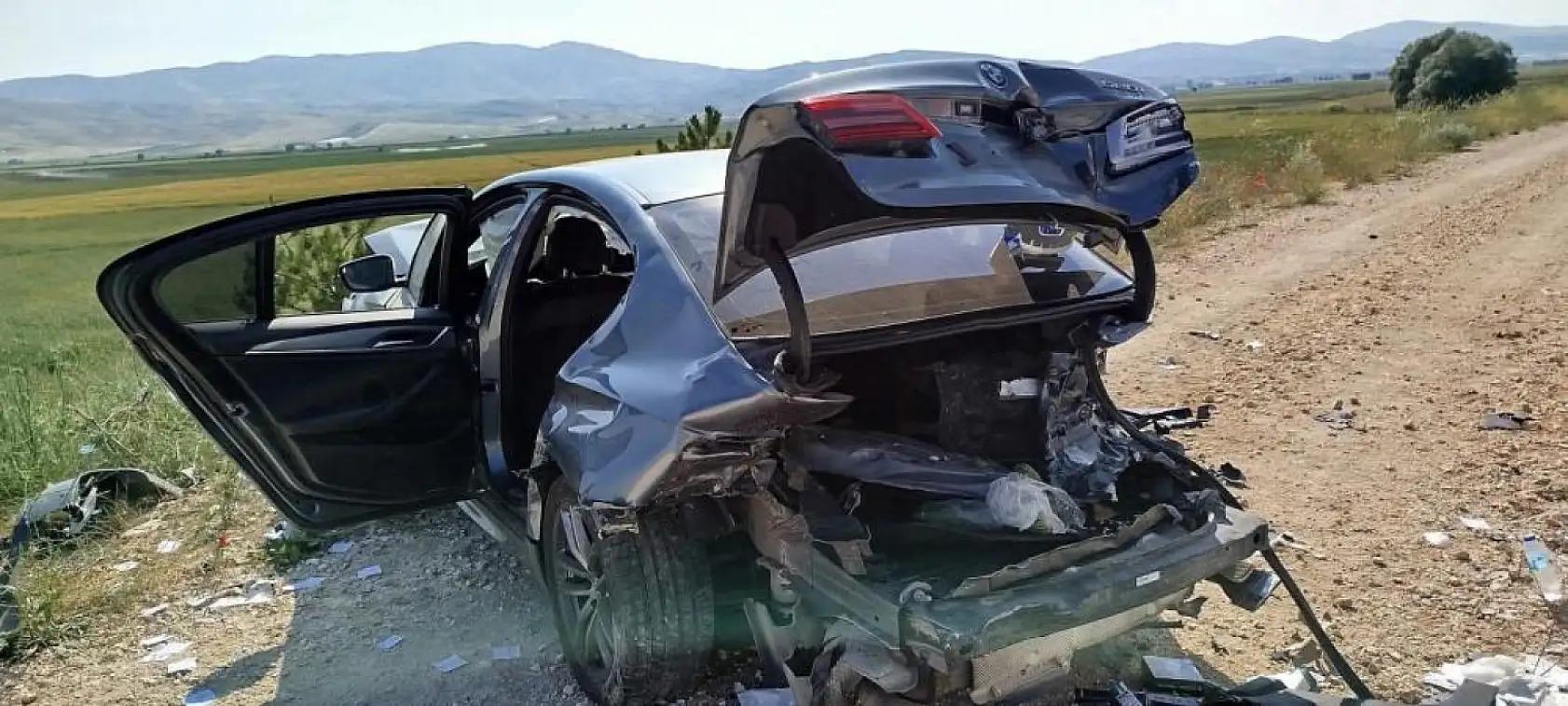 Antalya yolunda korku dolu anlar: Bariyerleri aşıp devrildiler