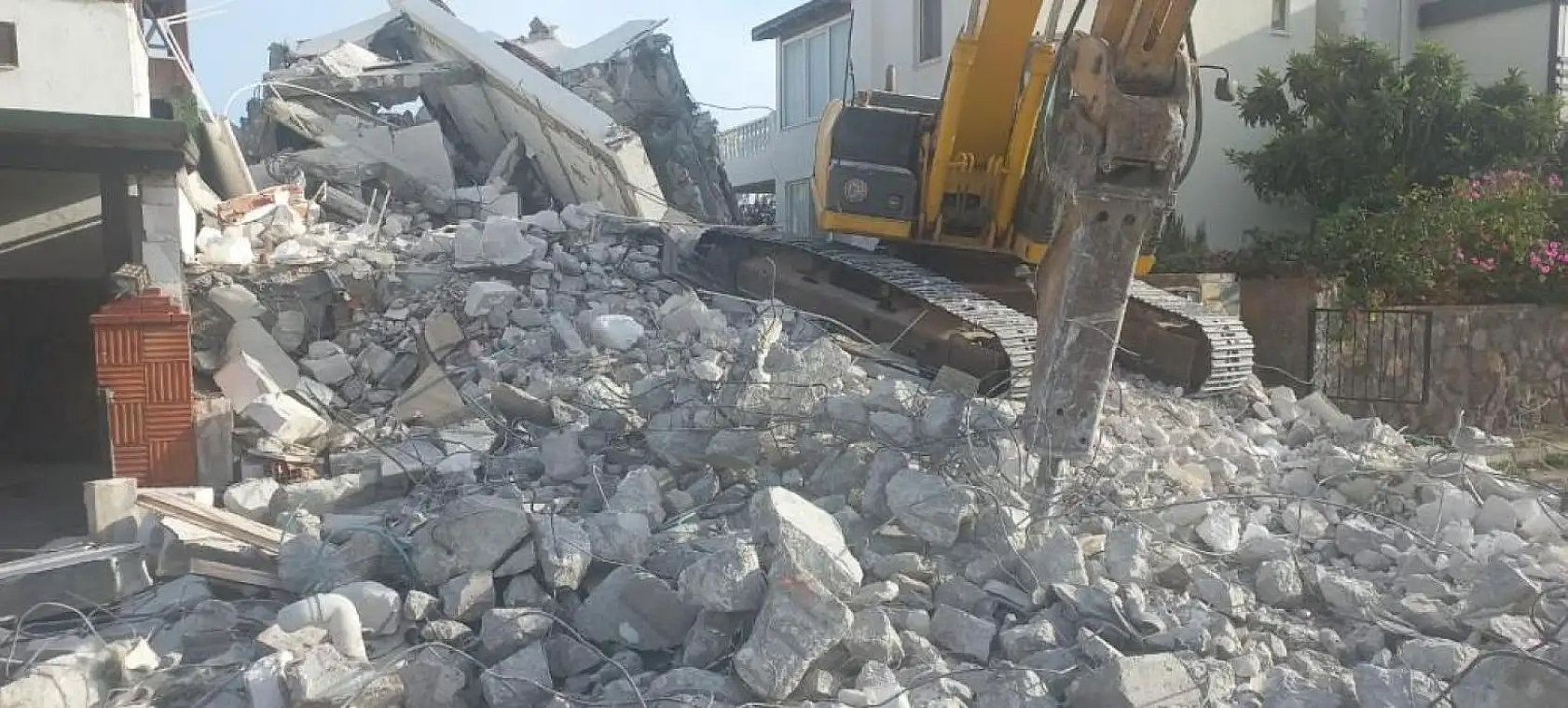 İki kaçak yapıda daha yıkım işlemi uygulandı