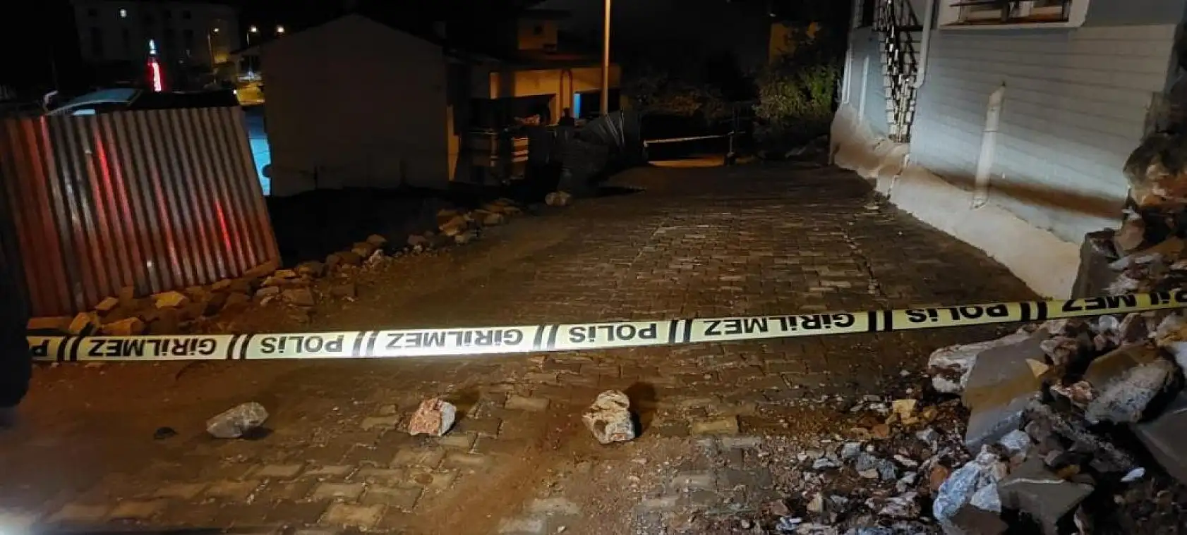 Toprak kaydı, araçta maddi hasar oluştu