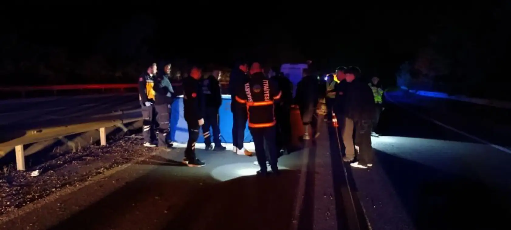 Bariyer ve aydınlatma direğine çarpan motosiklet sürücüsü hayatını kaybetti