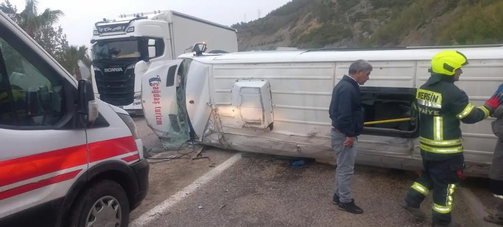 Servis minibüsü devrildi: 10 yaralı