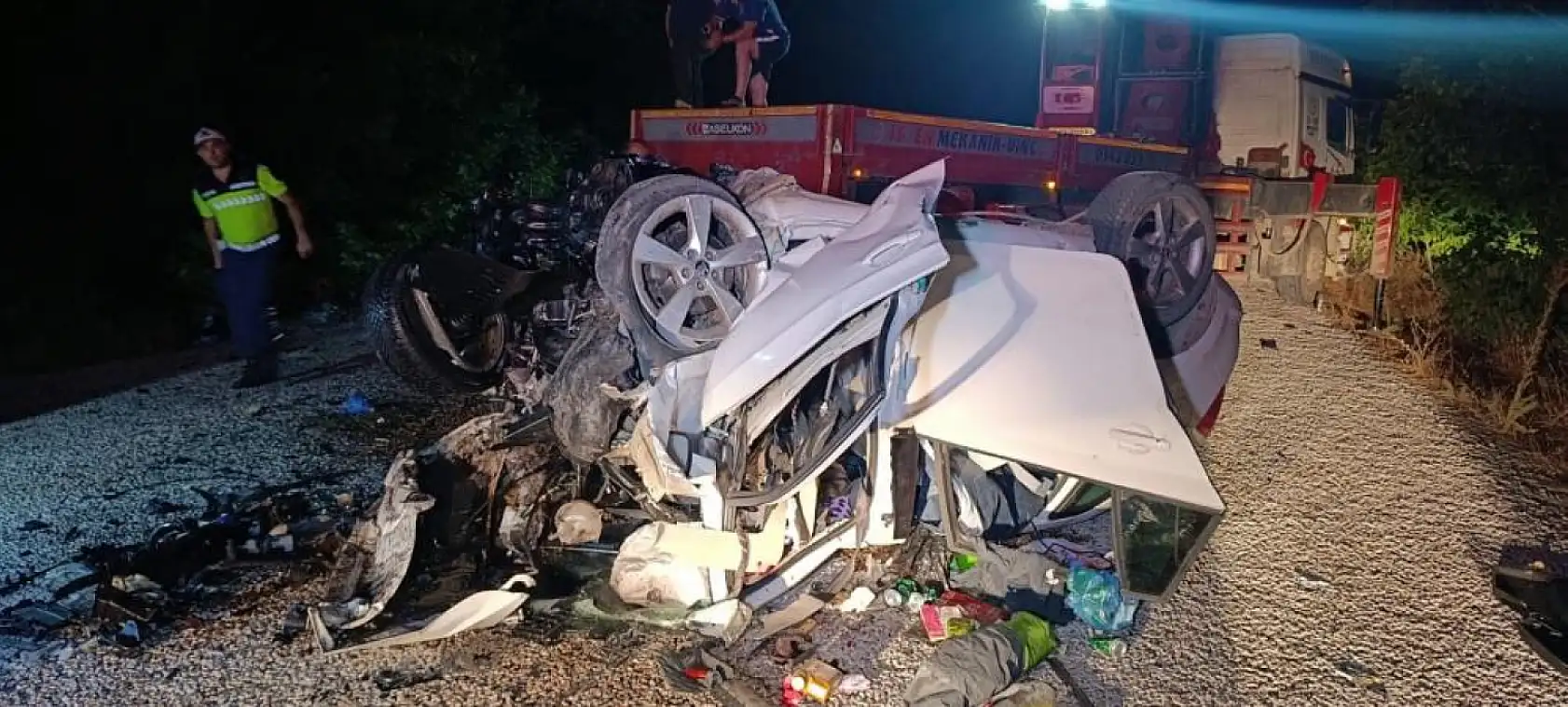 Feci trafik kazası: 6 kişi hayatını kaybetti