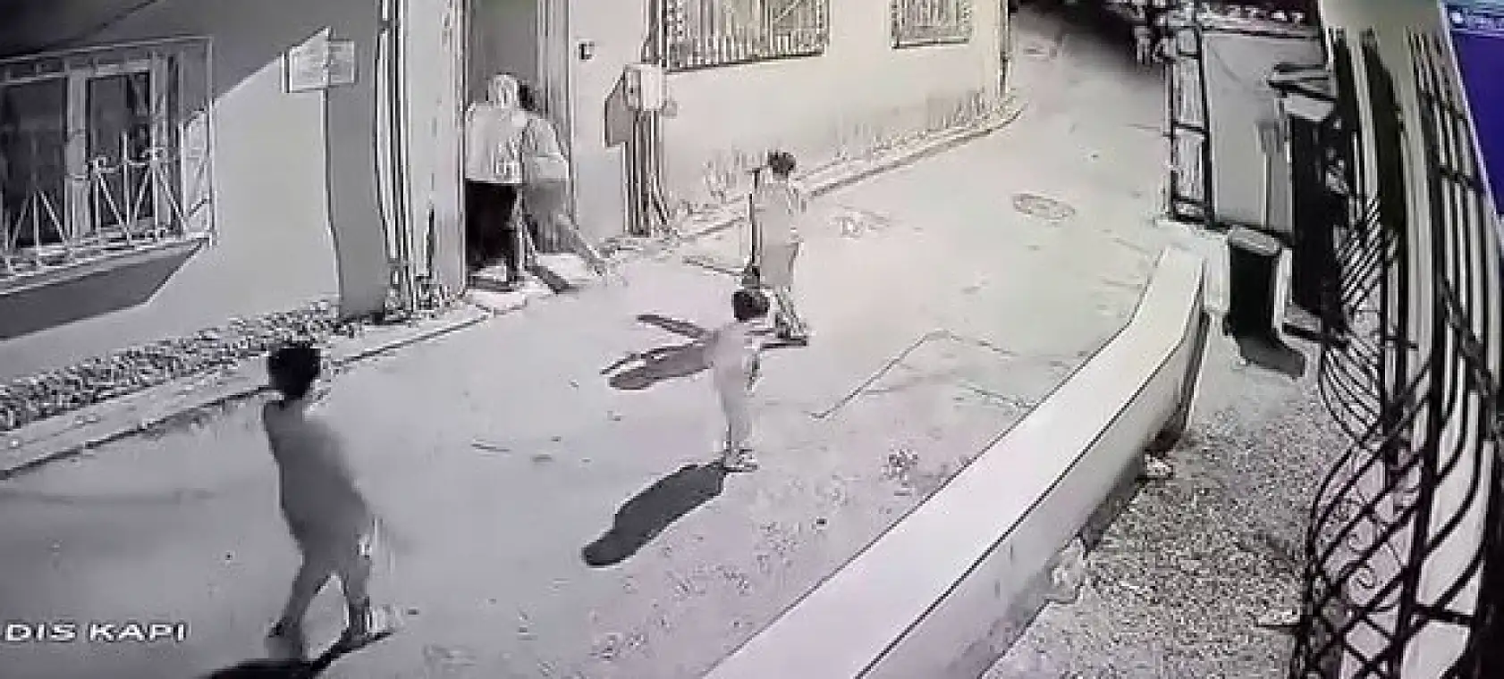 Palyaço Kıyafetli Şüpheli Çocukları Kovaladı