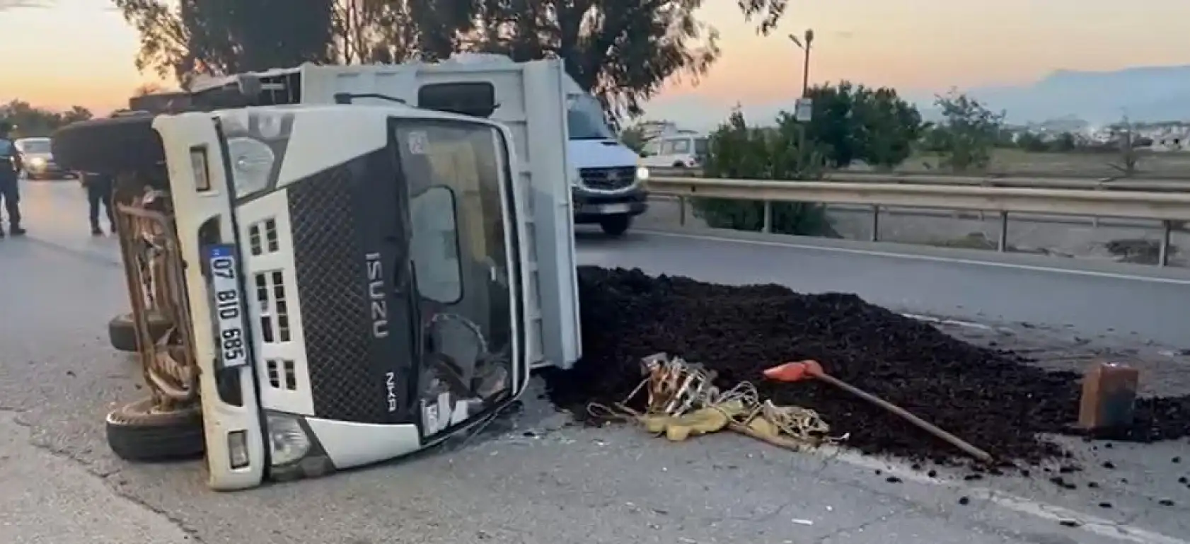 Lastiği patlayan kamyonet devrildi, 3 kişi hastaneye kaldırıldı