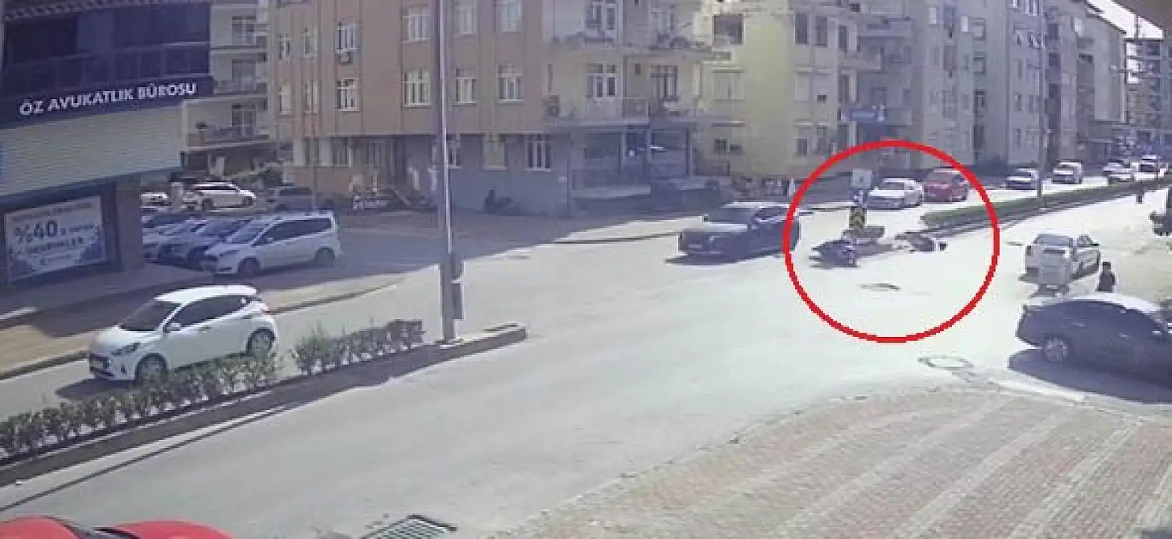 Kaza yapan motosikletliyi kaskı kurtardı