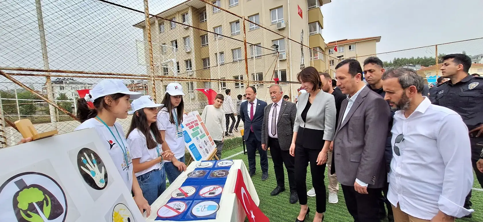 TÜBİTAK 4006 Bilim Fuarı, Seydikemer Atatürk Ortaokulu'nda açıldı