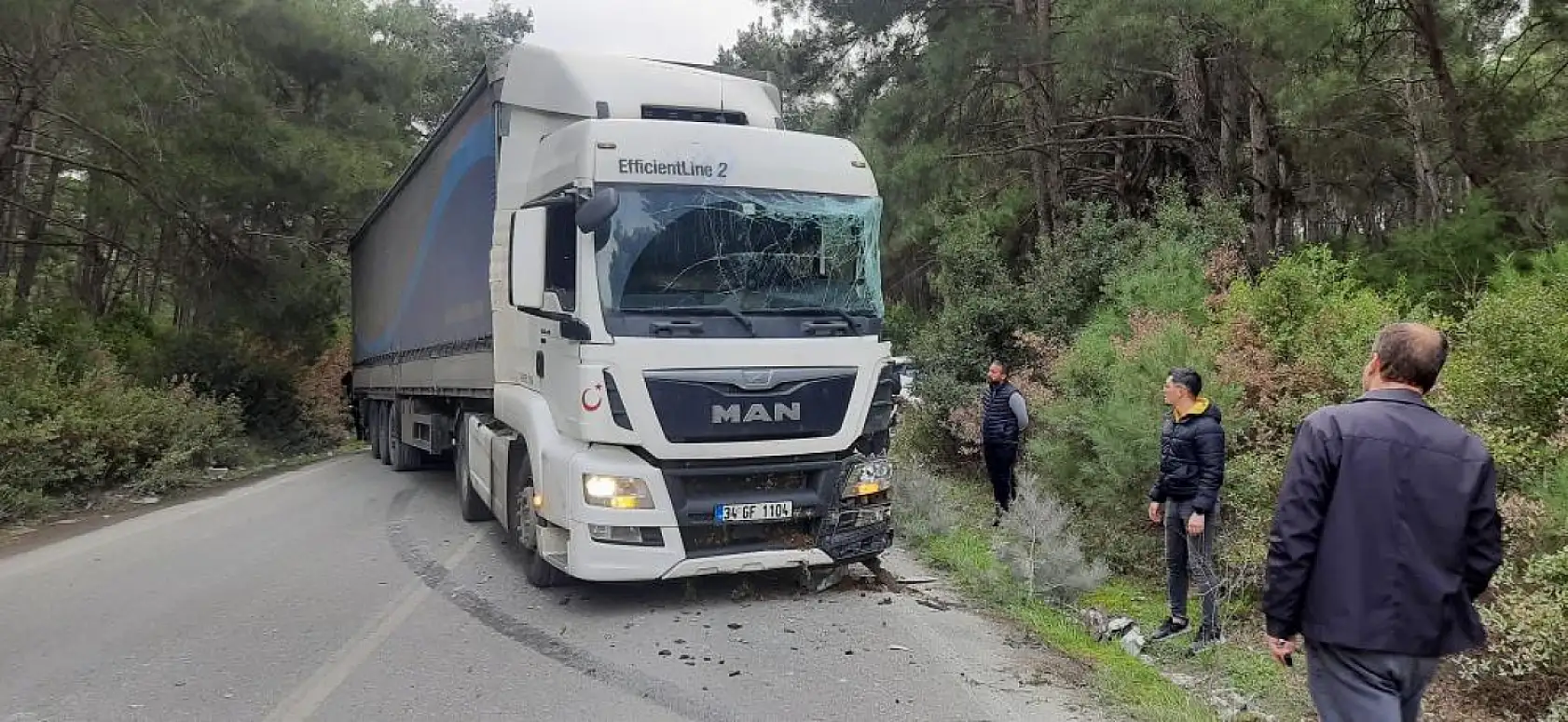 Yolcuların olduğu otobüse tır çarptı, ölü ve yaralılar var
