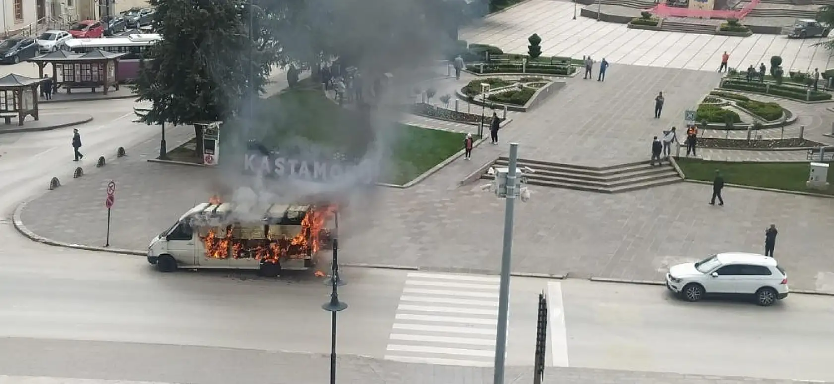 Polis ekibi işlem yapmak isteyince hacizli aracı ateşe verdi