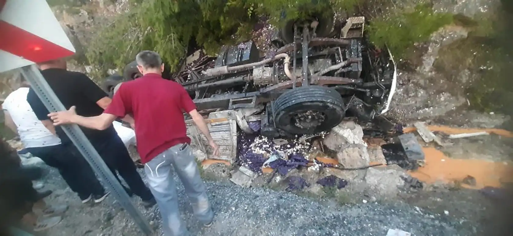 Yumurta yüklü kamyon devrildi: Sürücü hayatını kaybetti