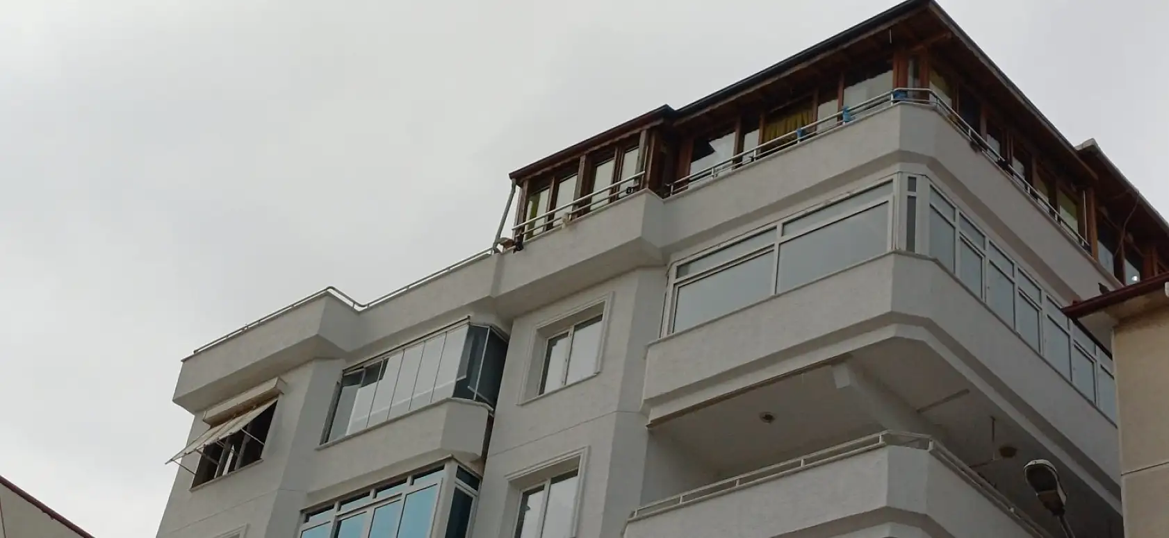 Ünlü sanatçı Güllü evinin terasından düşerek hayatını kaybetti