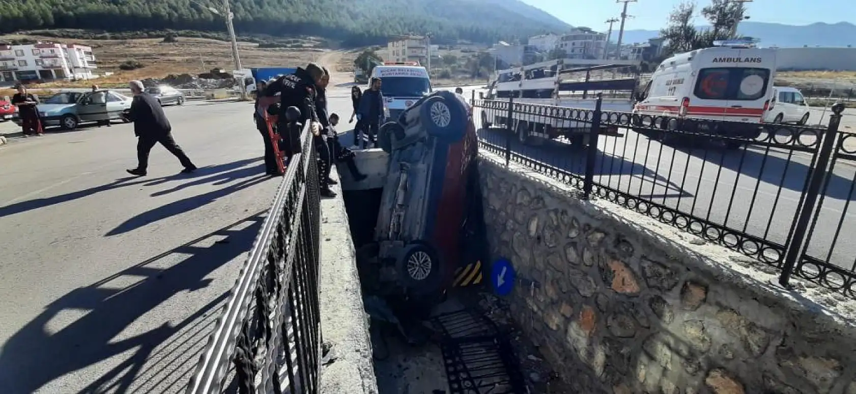 Direksiyon hakimiyetini kaybetti, araç kanala uçtu: 1 yaralı