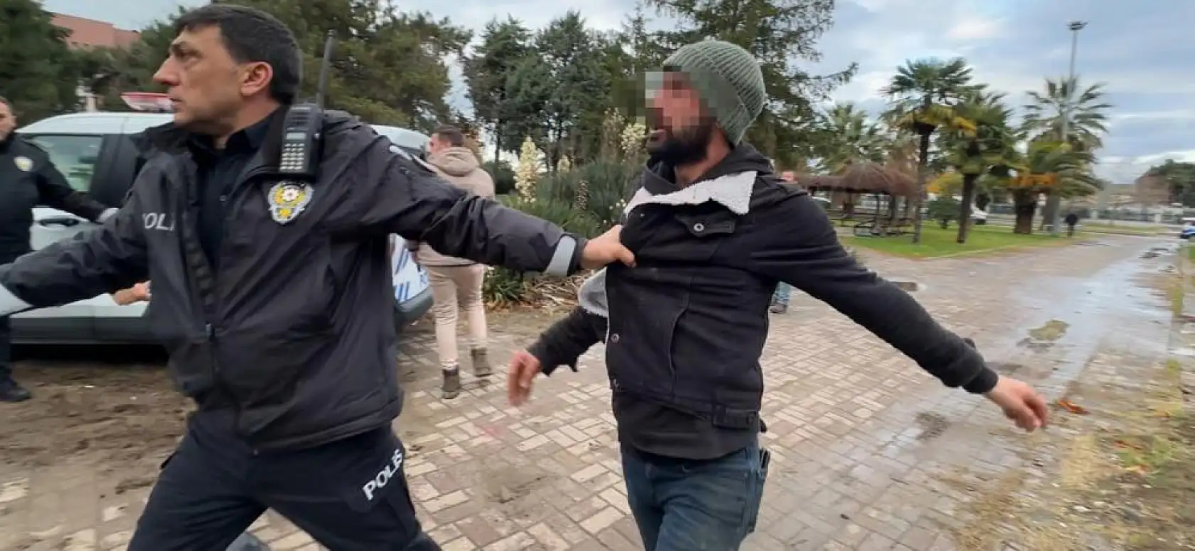 Parkta arkadaşını bıçakla ağır yaraladı, polise direndi