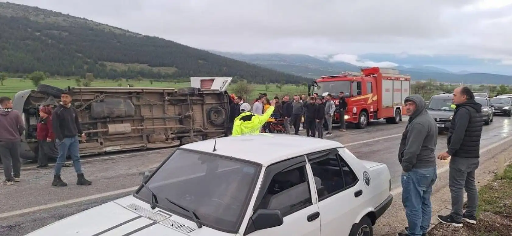 Tekstil işçilerini taşıyan minibüs karşı şeride geçerek otomobille çarpıştı: 1'i ağır 13 yaralı