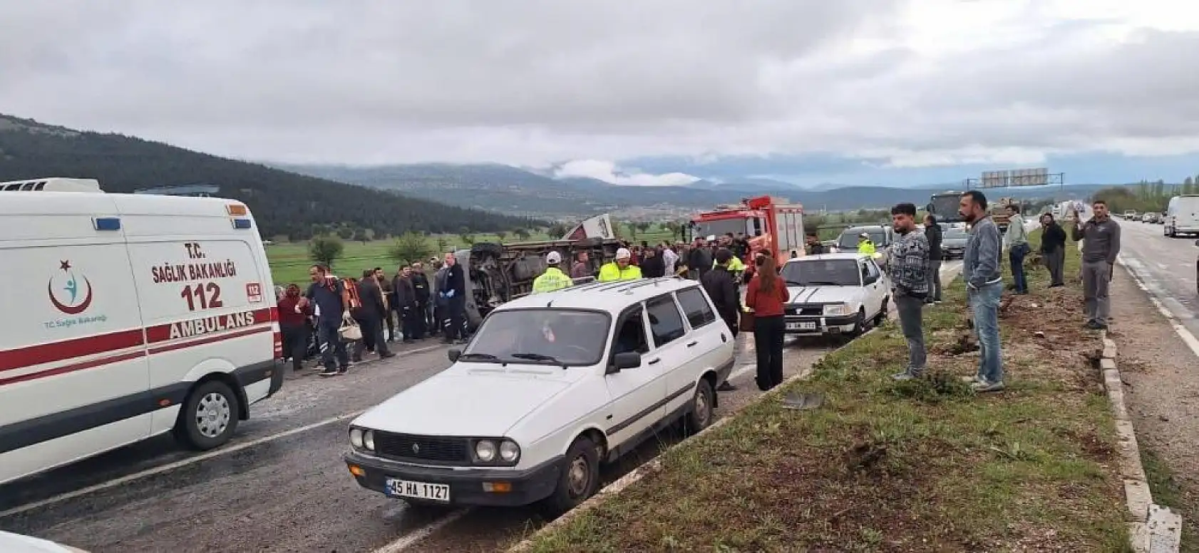 Tekstil işçilerini taşıyan minibüs karşı şeride geçerek otomobille çarpıştı: 1'i ağır 13 yaralı