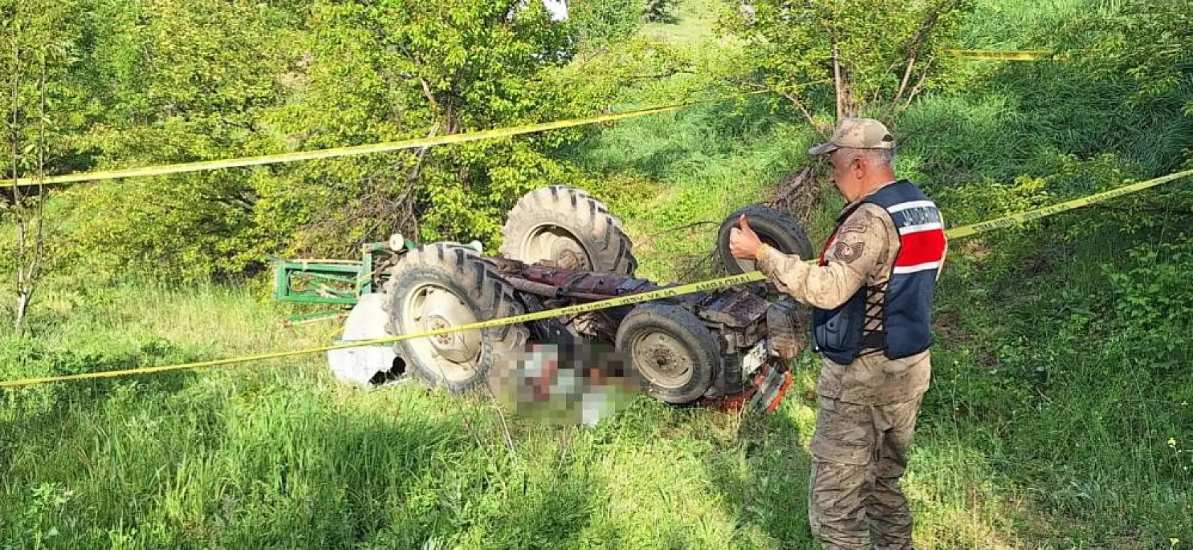Traktör devrildi, sürücü can verdi