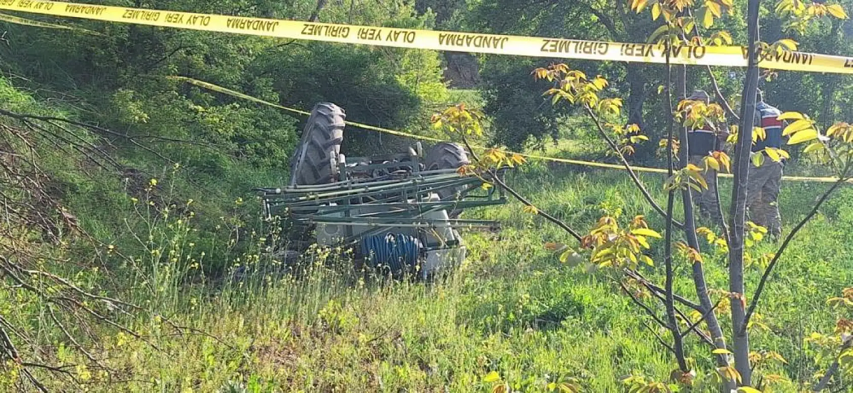 Traktör devrildi, sürücü can verdi