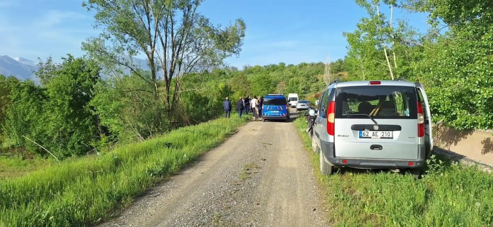 Traktör devrildi, sürücü can verdi