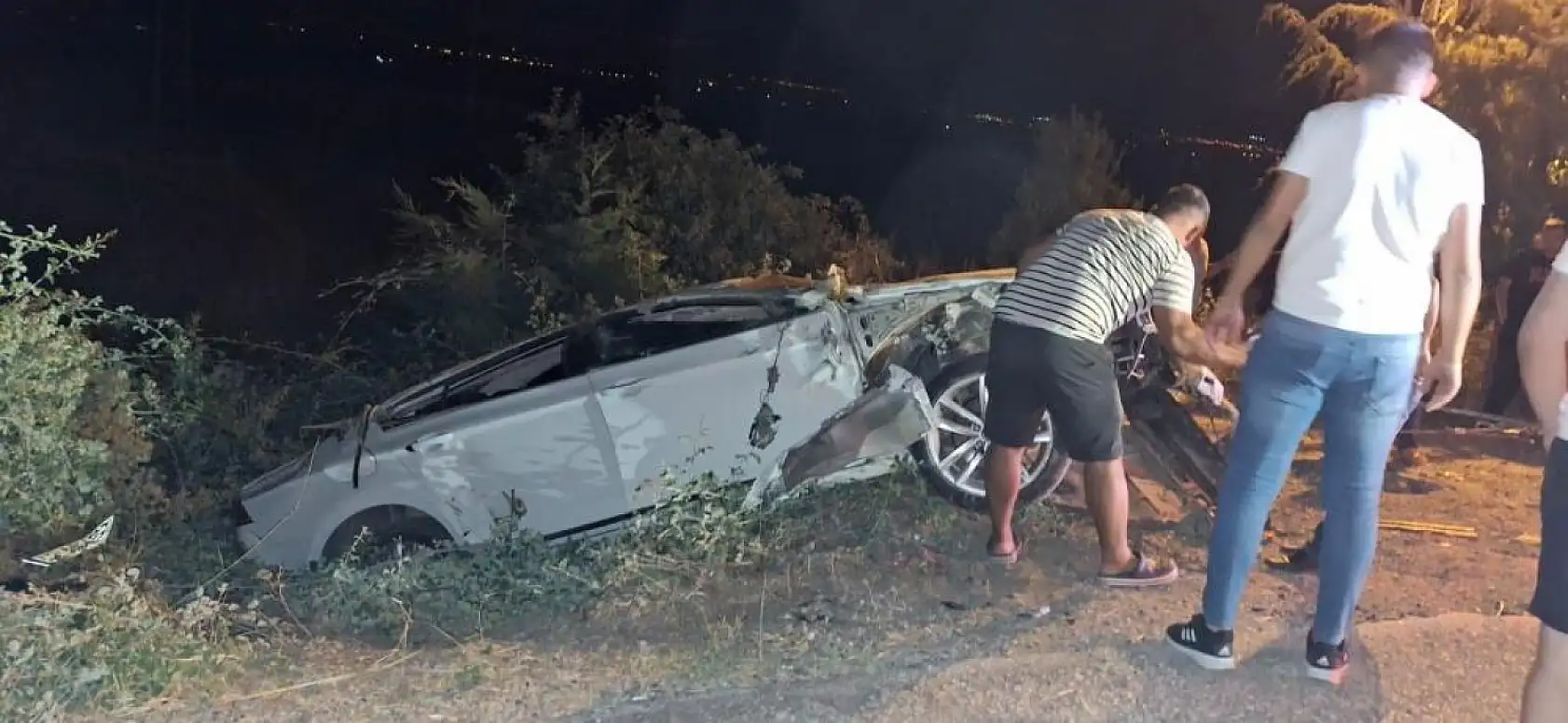 Denizli-Muğla Karayolu'nda Kaza: Lüks Araç ve Tofaş Otomobil Çarpıştı, 2 yaralı