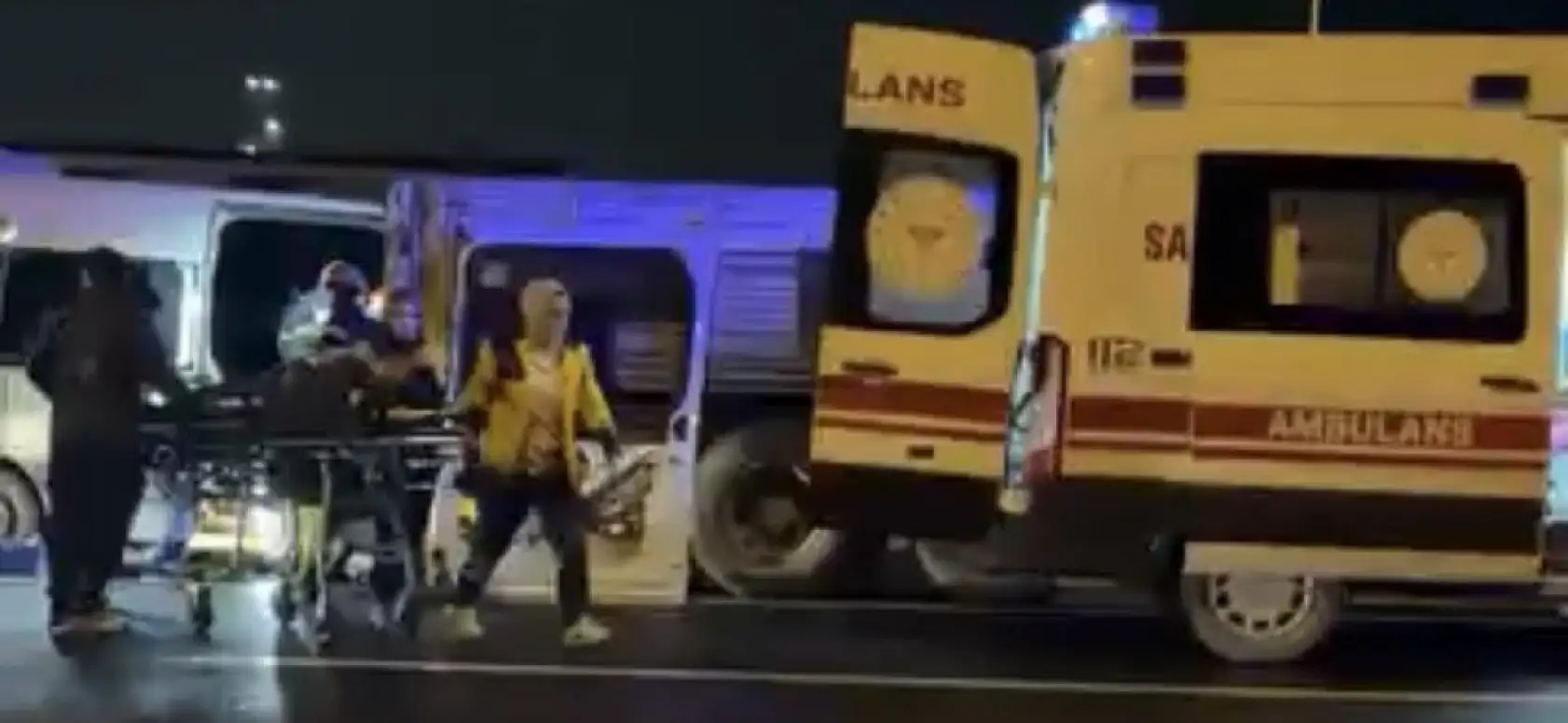 Servis minibüsü ile kamyon çarpıştı: 7 yaralı