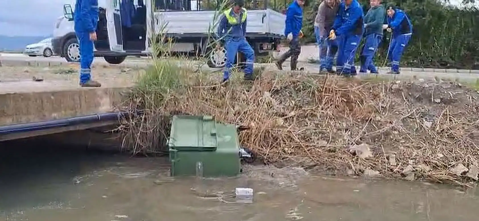Fethiye'de Dere Yatağına Atılan Çöp Konteynırı Tepki Çekti