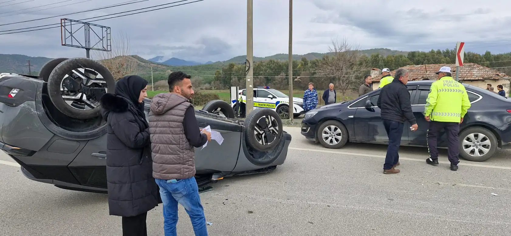 Seydikemer Zorlar Mahallesi'nde Kaza: İki Araç Bariyerlere Çarparak Takla Attı