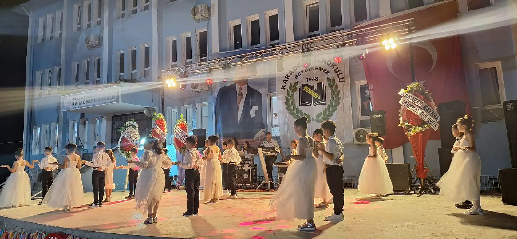 Seydikemer'de Karadere İlkokulu Mezuniyet ve Yıl Sonu Gecesi Büyük İlgi Gördü