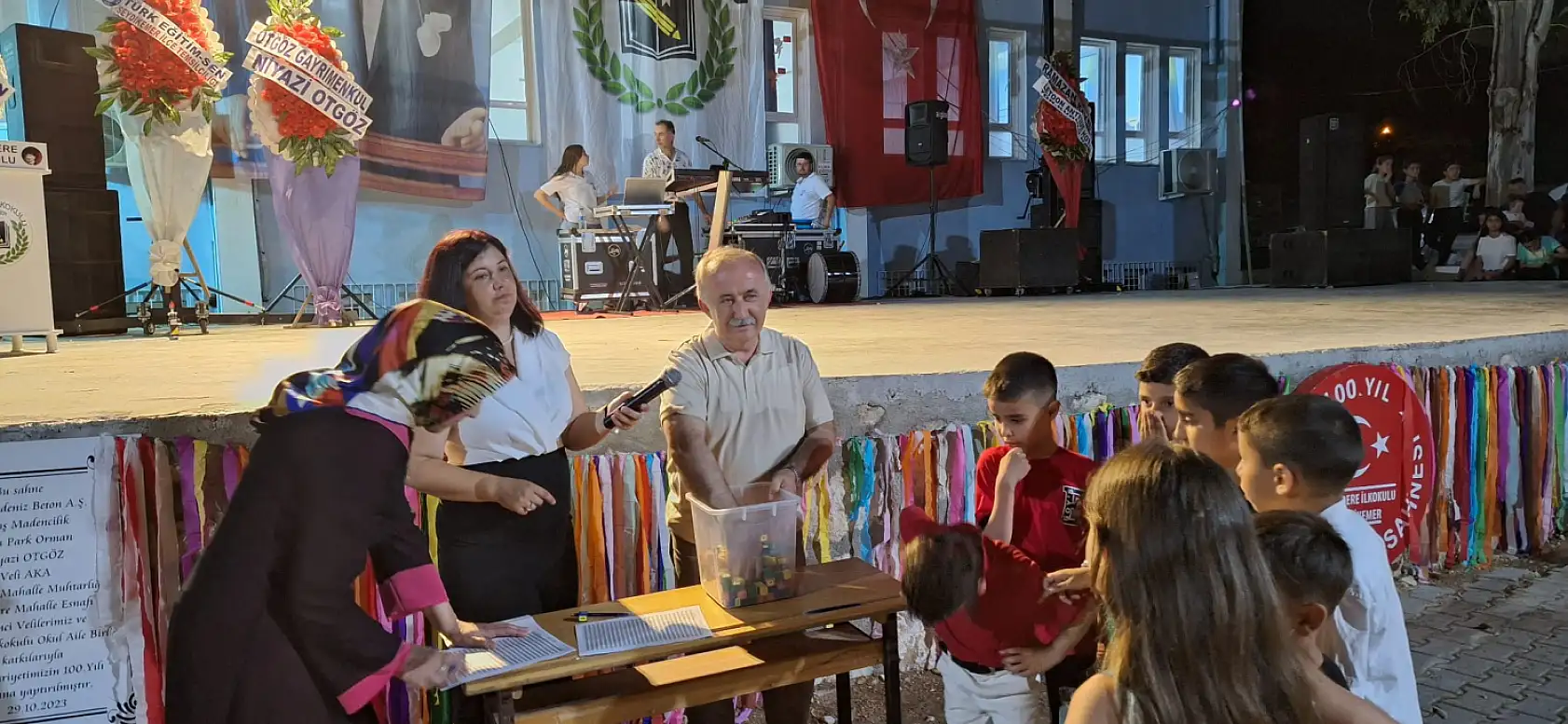 Seydikemer'de Karadere İlkokulu Mezuniyet ve Yıl Sonu Gecesi Büyük İlgi Gördü