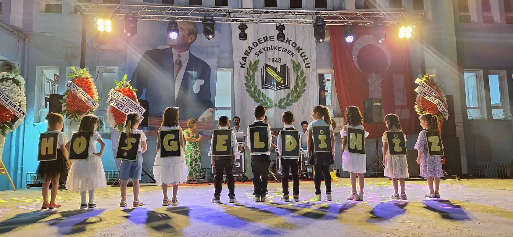 Seydikemer'de Karadere İlkokulu Mezuniyet ve Yıl Sonu Gecesi Büyük İlgi Gördü