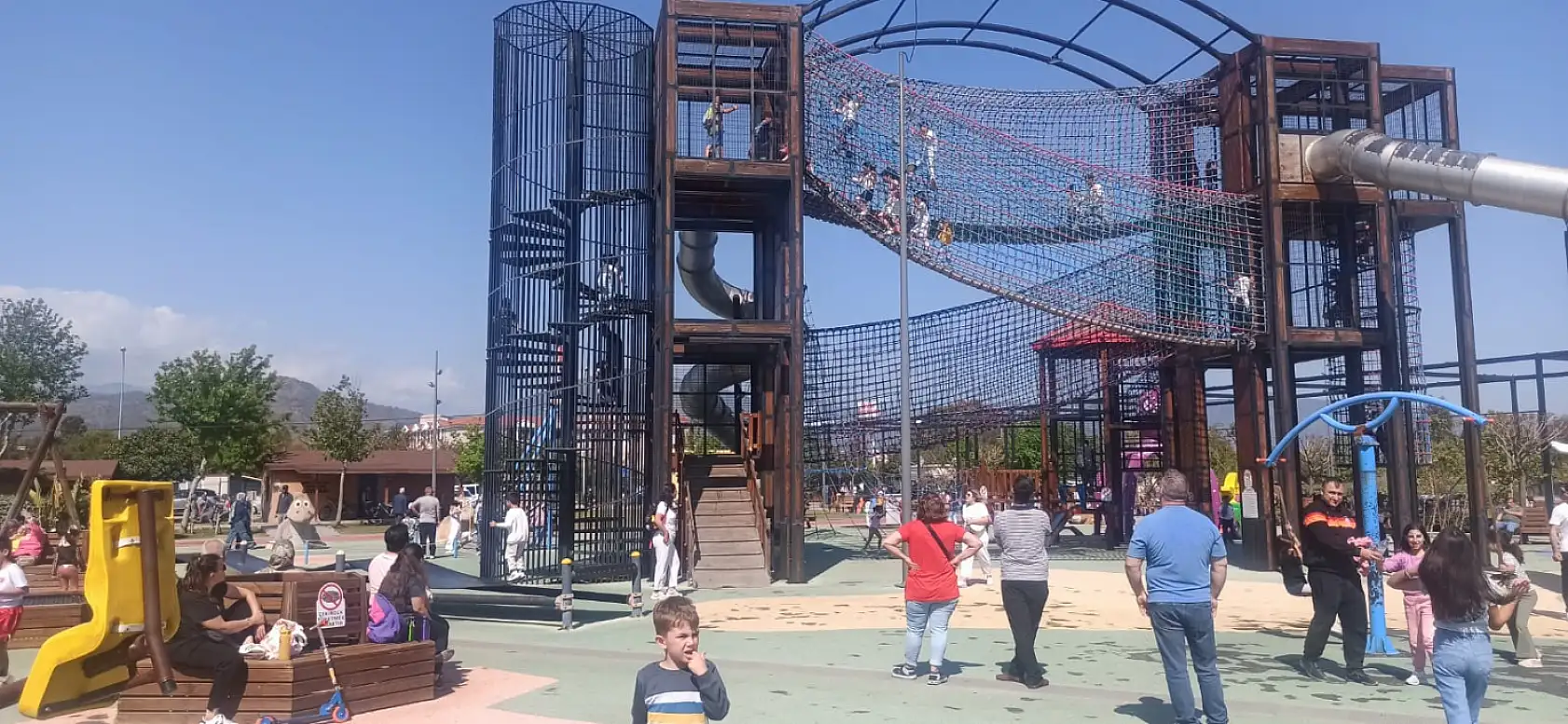 Fethiye'de güzel havayı fırsat bilen çocuklar Şehit Fethi Bey Parkı'na koştu