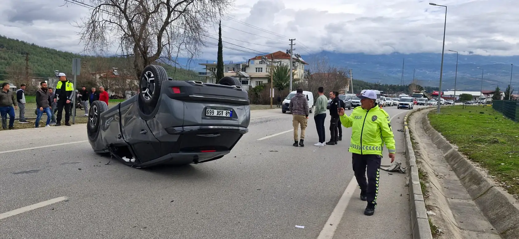 Seydikemer Zorlar Mahallesi'nde Kaza: İki Araç Bariyerlere Çarparak Takla Attı