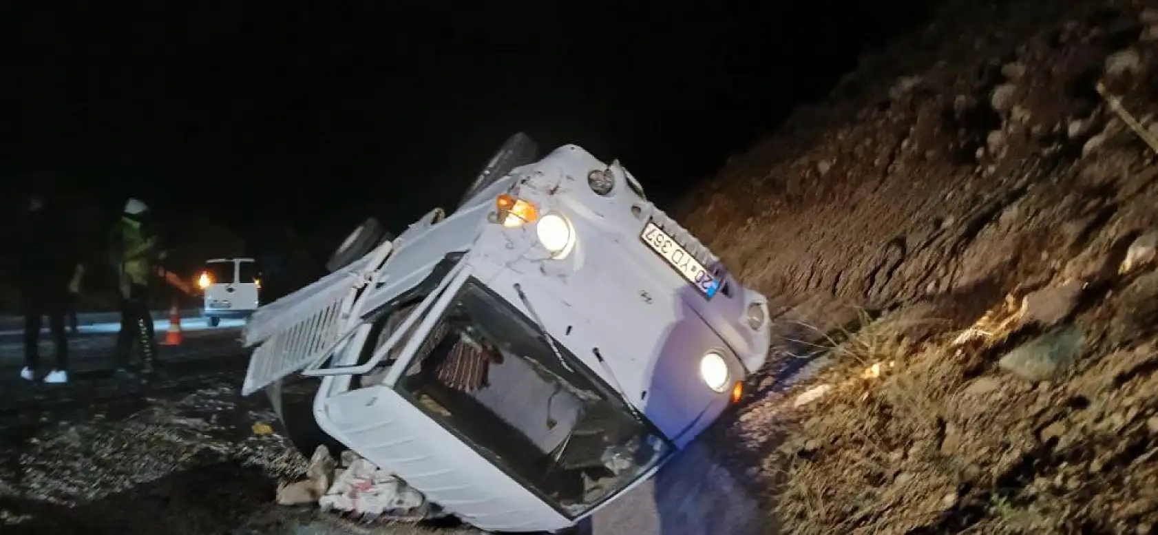 Otomobilin arkadan çarptığı kamyonet devrildi: 1 yaralı