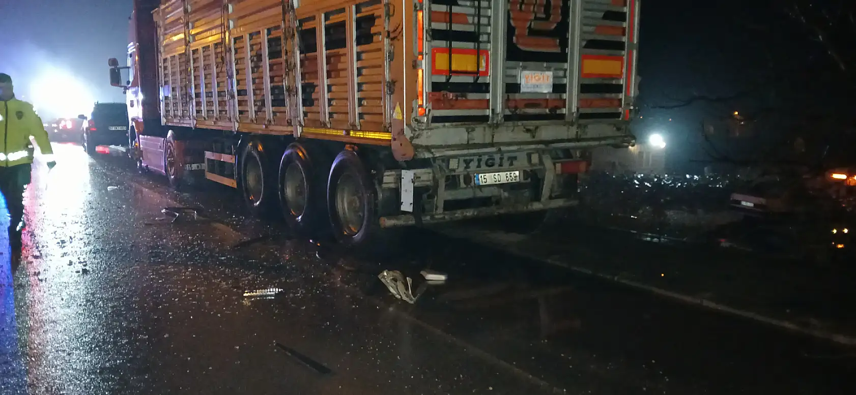 Park halindeki kamyona çarpan alkollü sürücü hurdaya dönen araçtan hafif yaralı olarak çıktı