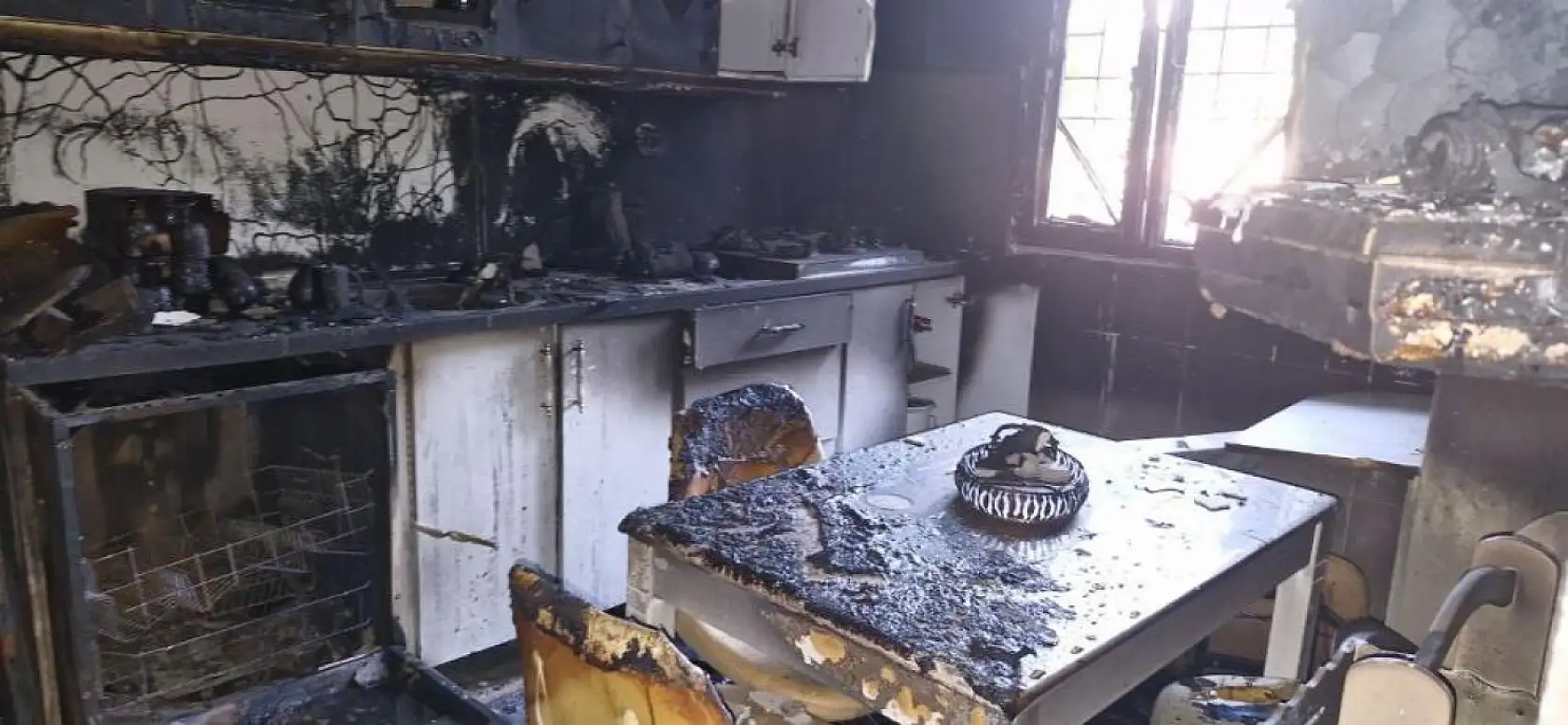 Yıldırım isabet eden ev küle döndü, dumandan etkilenen karı koca hastanelik oldu