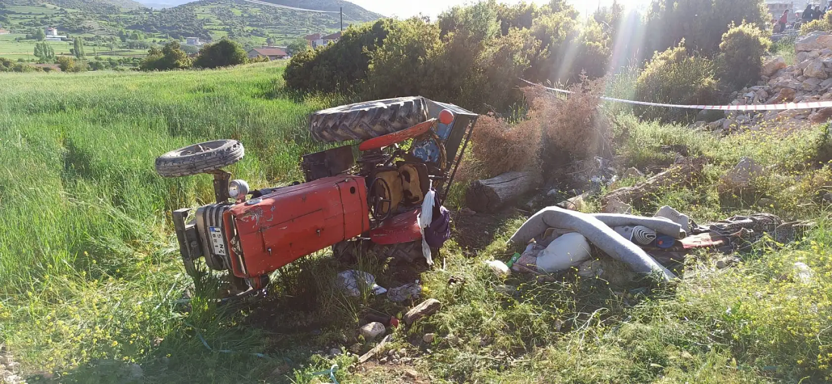 Devrilen traktörün altında kalan 11 yaşındaki çocuk öldü, 4 kişi yaralandı