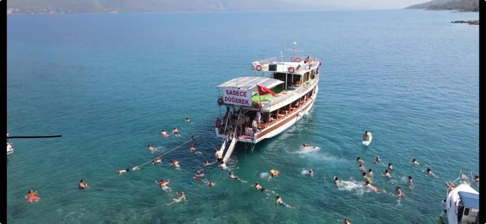 Mahalleliden denizin ortasında davul zurnalı eğlence