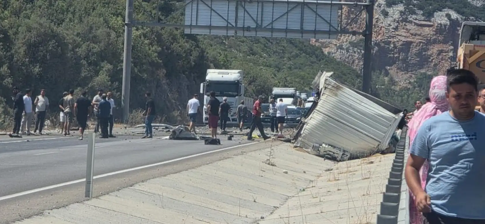 Direksiyon hakimiyetini kaybeden tır devrildi: Genç sürücü yaşamını yitirdi